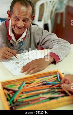 Hôpital de jour l'assistance médicale aux patients souffrant de maladie mentale faible d'esprit patient se rend à classe de peinture Brésil Banque D'Images