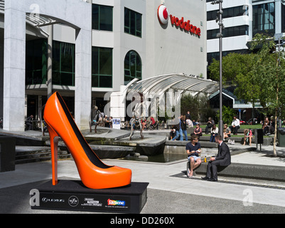 Dh Lambton Quay WELLINGTON NEW ZEALAND travailleurs Ville pause déjeuner Midland Park centre square annonce personnes sculpture Banque D'Images