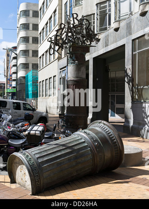 Dh Lambton Quay WELLINGTON NEW ZEALAND Ville Rue Dieu Ruaumoko sculptures de séismes et volcans art sculpture Banque D'Images