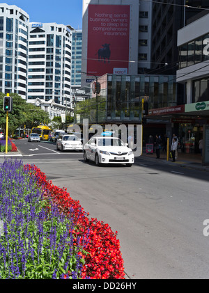 Dh Lambton Quay WELLINGTON WELLINGTON NEW ZEALAND taxi cab city transport trafic rue rue Banque D'Images