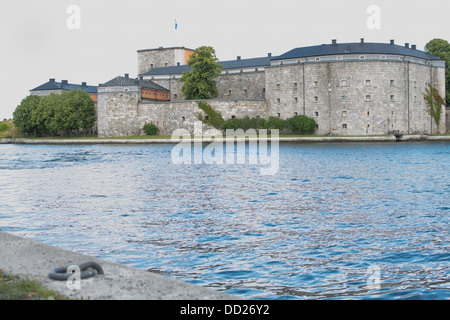 Château de Vaxholm en dehors de Stockholm, la Suède avec l'eau de mer et d'amarrage. Banque D'Images