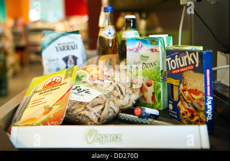 Les produits vegan au check-out dans le supermarché vegan Veganz' à Berlin, Allemagne, 22 août 2013. Photo : Spata Ole Banque D'Images