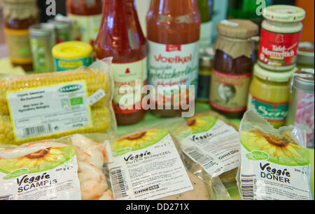 Barbecue végétalien produits sont en démonstration dans le supermarché vegan Veganz' à Berlin, Allemagne, 22 août 2013. Photo : Spata Ole Banque D'Images