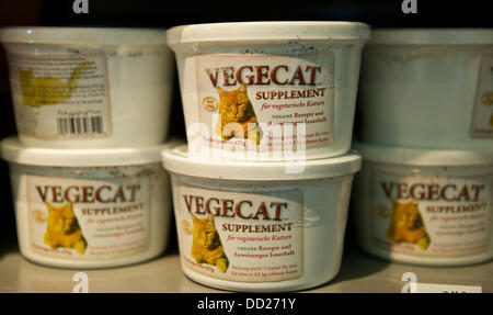 Cat Food Vegan est exposée dans le supermarché vegan Veganz' à Berlin, Allemagne, 22 août 2013. Photo : Spata Ole Banque D'Images