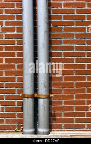 Gouttière sur un mur de briques Banque D'Images