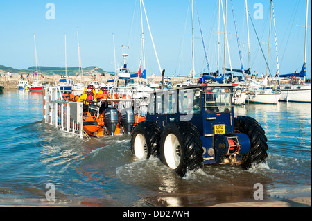 Lancement de sauvetage de la RNLI sur un entraînement physique à Lyme Regis, dans le Dorset, UK du port. Lancement de sauvetage côtiers Key Largo. Banque D'Images