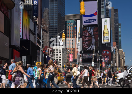 Foules CROSSING STREET INTERSECTION TIMES SQUARE MANHATTAN NEW YORK USA Banque D'Images