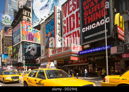 Les taxis jaunes TIMES SQUARE MANHATTAN NEW YORK USA Banque D'Images