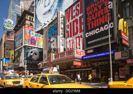 Les taxis jaunes TIMES SQUARE MANHATTAN NEW YORK USA Banque D'Images