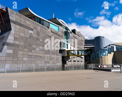 dh Lambton Harbour WELLINGTON NOUVELLE-ZÉLANDE Girls détente Musée national Architecture extérieure du bâtiment te Papa Tongarewa de Nouvelle-Zélande Banque D'Images