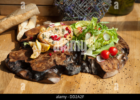 Citron rôti avec de l'avocat de la Turquie, de grenade et de la salade de graines de chia Banque D'Images