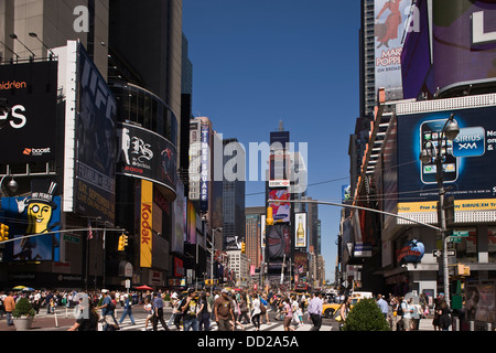 Foules CROSSING STREET INTERSECTION TIMES SQUARE MANHATTAN NEW YORK USA Banque D'Images