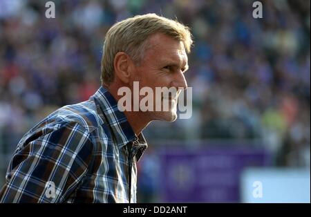 Cottbus coach Rudi Bommer se tient à l'écart lors de la Bundesliga allemande deuxième match devision entre Erzgebirge Aue et FC Energie Cottbus à Erzgebirgsstadion en Aue, l'Allemagne, 23 août 2013. (Sachsen). Uae Solomon Okoronkwo (r) kann den Kopfball des Cottbusser Ivica Banovic en nicht. Foto : Hendrik Schmidt (ATTENTION : En raison de la lignes directrices d'accréditation, le LDF n'autorise la publication et l'utilisation de jusqu'à 15 photos par correspondance sur internet et dans les médias en ligne pendant le match.) Banque D'Images