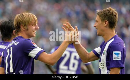 L'Aue Arvydas Novikovas (L) et Jakub Sylvestr célébrer l'égaliseur au cours de la Bundesliga allemande deuxième match devision entre Erzgebirge Aue et FC Energie Cottbus à Erzgebirgsstadion en Aue, l'Allemagne, 23 août 2013. (Sachsen). Uae Solomon Okoronkwo (r) kann den Kopfball des Cottbusser Ivica Banovic en nicht. Foto : Hendrik Schmidt (ATTENTION : En raison de la lignes directrices d'accréditation, le LDF n'autorise la publication et l'utilisation de jusqu'à 15 photos par correspondance sur internet et dans les médias en ligne pendant le match.) Banque D'Images