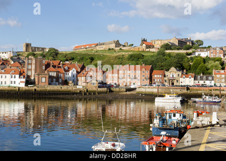 Whitby Harbour en regardant vers l'abbaye, North Yorkshire, Angleterre Banque D'Images