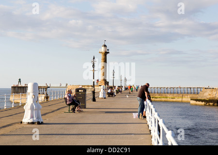 Whitby Harbour et de la jetée, North Yorkshire, Angleterre Banque D'Images