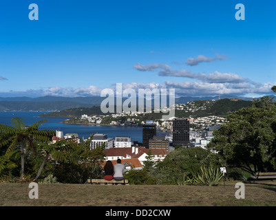 dh Botanic Garden WELLINGTON NOUVELLE-ZÉLANDE couple voyage observation Lambton Harbour Wellington ville horizon vue paysage personnes Banque D'Images