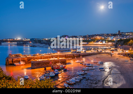 Pleine lune sur le port et la ville de Newquay Cornwall England UK Banque D'Images