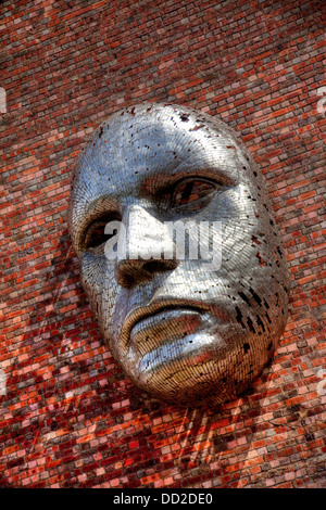 Sculpture à face métallique sur le mur extérieur de Lincoln City, par l'artiste Rick Kirkby. Royaume-uni l'Angleterre Lincolnshire Banque D'Images