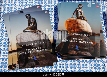 Copenhague, Danemark, le 23 août 2013. La Petite Sirène a 100 ans aujourd'hui et à Copenhague, jette son partie à célébrer son centenaire avec des milliers de visiteurs dans un programme d'une journée hommage à la figure de Hans Christian Andersen et de l'icône. Le 100e anniversaire cartes, estampillé sur le site aujourd'hui, a été envoyé à partir de la place par de nombreux touristes. Credit : Niels Quist/Alamy Live News Banque D'Images