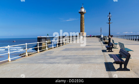 Le West Pier à Whitby, Yorkshire Angleterre Angleterre Europe Banque D'Images