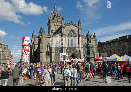 La foule autour de la cathédrale St Giles sur Edinburgh's High Street pendant le Festival d'Édimbourg. Banque D'Images