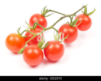 Découper les tomates cerises fraîches isolées sur fond blanc Banque D'Images