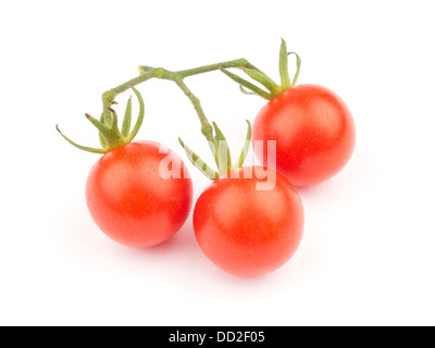 Découper les tomates cerises fraîches isolées sur fond blanc Banque D'Images