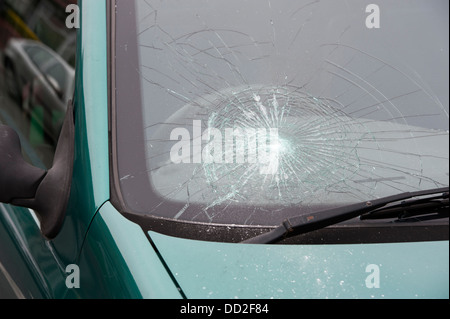 Accident de voiture ou le pare-brise pare-brise fracassé Banque D'Images