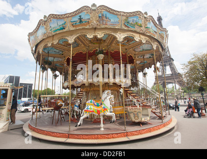 Carrousel à l'ancienne style français près de la Tour Eiffel à Paris, France, également appelé un manège. Banque D'Images