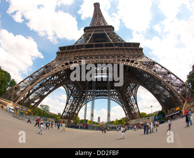 Sous la Tour Eiffel (la Tour Eiffel), situé sur le Champ de Mars à Paris France Banque D'Images