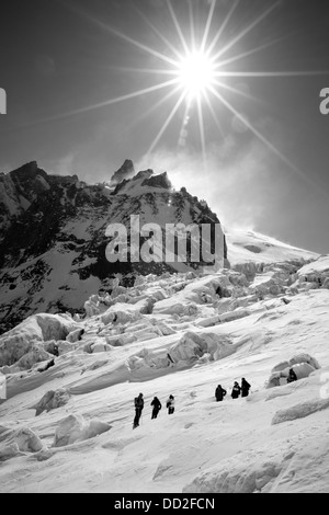 Groupe d'alpinistes - Skieurs à la partie raide de séracs du glacier géant. mer de glace de l'essai de ski à montenvers aiguille du midi chamonix.. Rhône-Alpes. Banque D'Images