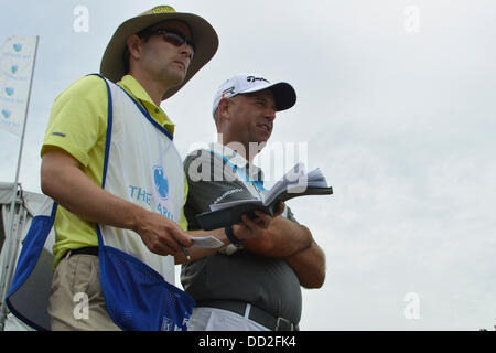 Jersey City, New Jersey, USA. Août 23, 2013. 23 août 2013 : Stewart Cink (USA) et son caddy de déterminer la façon de frapper la balle de l'extérieur des limites au cours de la le deuxième tour de la Barclays Fed Ex à Liberty National Golf Course à Jersey City, NEW JERSEY Kostas Lymperopoulos/csm/Alamy Live News Banque D'Images