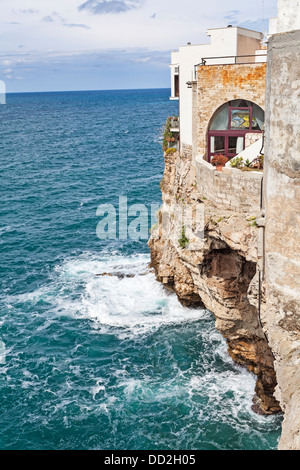 La charmante ville de falaise historique de Polignano a Mare dans les Pouilles, Italie du sud avec appartement construit au-dessus d'une mer agitée Banque D'Images