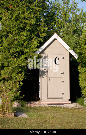 Outhouse en bois avec Croissant de lune et étoile découpé sur la porte ; Flesherton, Ontario, Canada Banque D'Images