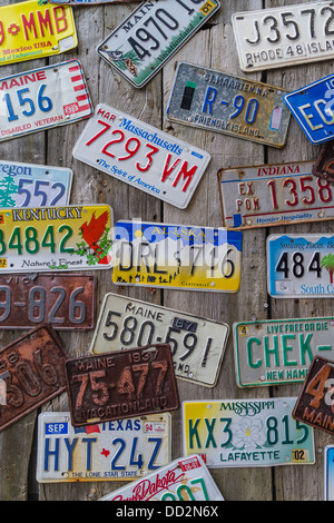 Un affichage des différentes plaques de différents états des États-Unis sur un mur en bois patiné à Bar Harbor, Maine. Banque D'Images