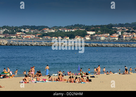 Summertime foule sur Hondarribia beach dans le pays Basque espagnol. Banque D'Images