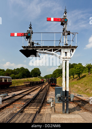 Train historique des feux de signalisation avec ligne de chemin de fer avec l'ancienne gare et des voitures Banque D'Images