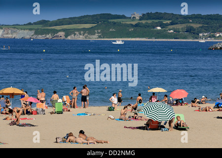 Summertime foule sur Hondarribia beach dans le pays Basque espagnol. Banque D'Images