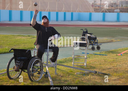 Duhok, le Kurdistan irakien. 22 août 2013. L'équipe paralympique iraquien au cours de la formation. Ils choisissent la province du Kurdistan pour leur formation en raison de la stabilité et de l'environnement peceful. Dans cette image AFSHAWI Zahraa, dynamophilie Crédit : Francesco Gustincich/Alamy Live News Banque D'Images