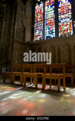 Intérieur de la Cathédrale de Canterbury avec la lumière du soleil qui brillait à travers les vitraux Création de couleurs sur le sol. Banque D'Images