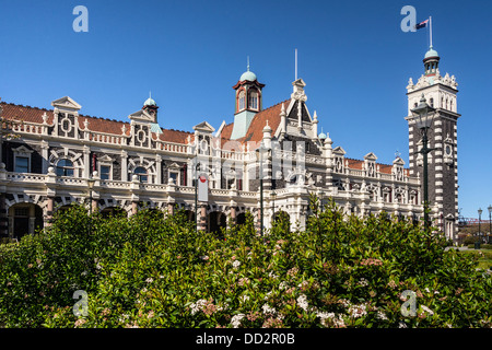 La gare de Dunedin, Otago, Nouvelle-Zélande. Il est construit à partir de basalte et de pierre Oamaru et a été achevé en 1906. Banque D'Images