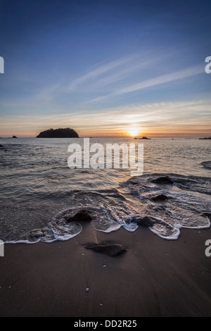 Le lever du soleil sur la plage de Mount Maunganui, la célèbre station balnéaire dans la baie de Plenty, en Nouvelle-Zélande. Banque D'Images