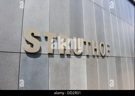 STRUTHOF l'ancien camp de concentration Nazi près de Natzwiller en Alsace, France. Signe sur l'entrée de l'université Memorial. Banque D'Images