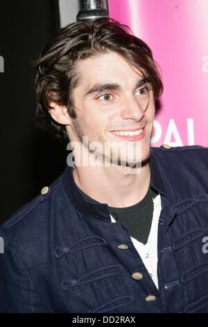 Las Vegas, NV. Août 23, 2013. Au niveau des arrivées pour RJ Mitte Mitte RJ 21e anniversaire à Ghostbar, Ghostbar, Las Vegas, NV le 23 août 2013. Credit : James Atoa/Everett Collection/Alamy Live News Banque D'Images