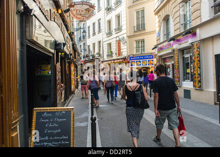 Paris, France, scènes de rue animées, foule marchant dans la rue dans le quartier latin, touristes dans la rue de la Huchette Banque D'Images