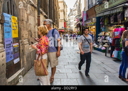 Paris, France, scènes de rue animées dans le quartier Latin, touristes gens lisant, sur les affiches historiques de la rue de la Huchette sur le mur, homme marchant dans la ville, scène de rue parisienne animée Banque D'Images