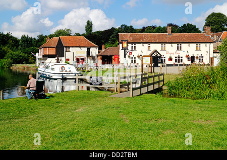 Vue du Soleil Levant inn par la rivière Bure sur les Norfolk Broads à Coltishall, Norfolk, Angleterre, Royaume-Uni. Banque D'Images