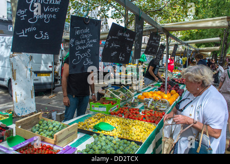 Paris, France, Senior People Food Shopping Farmer's Market, dans le quartier Bastille, stands, Paris Street vendeurs fruits personnes âgées, consommation locale, prix des aliments, aliments sains Banque D'Images