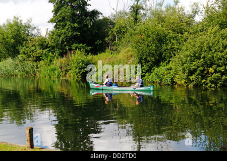 Deux canoéistes sur la rivière Bure sur les Norfolk Broads à Belaugh, près de Wroxham, Norfolk, Angleterre, Royaume-Uni. Banque D'Images